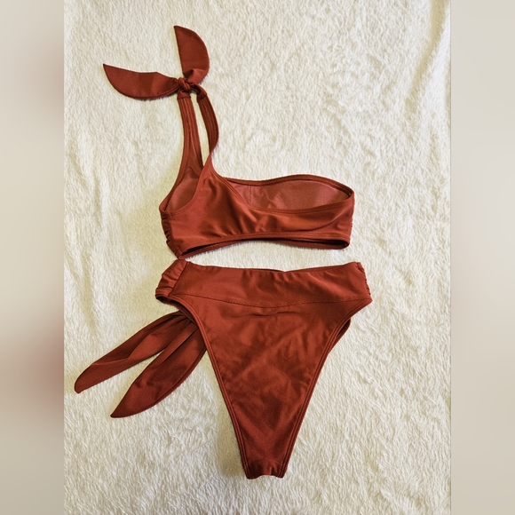 Abercrombie &Fitch One-Shoulder Bikini Top & High-Waist Cheeky Bikini Bottom - Picture 2 of 10